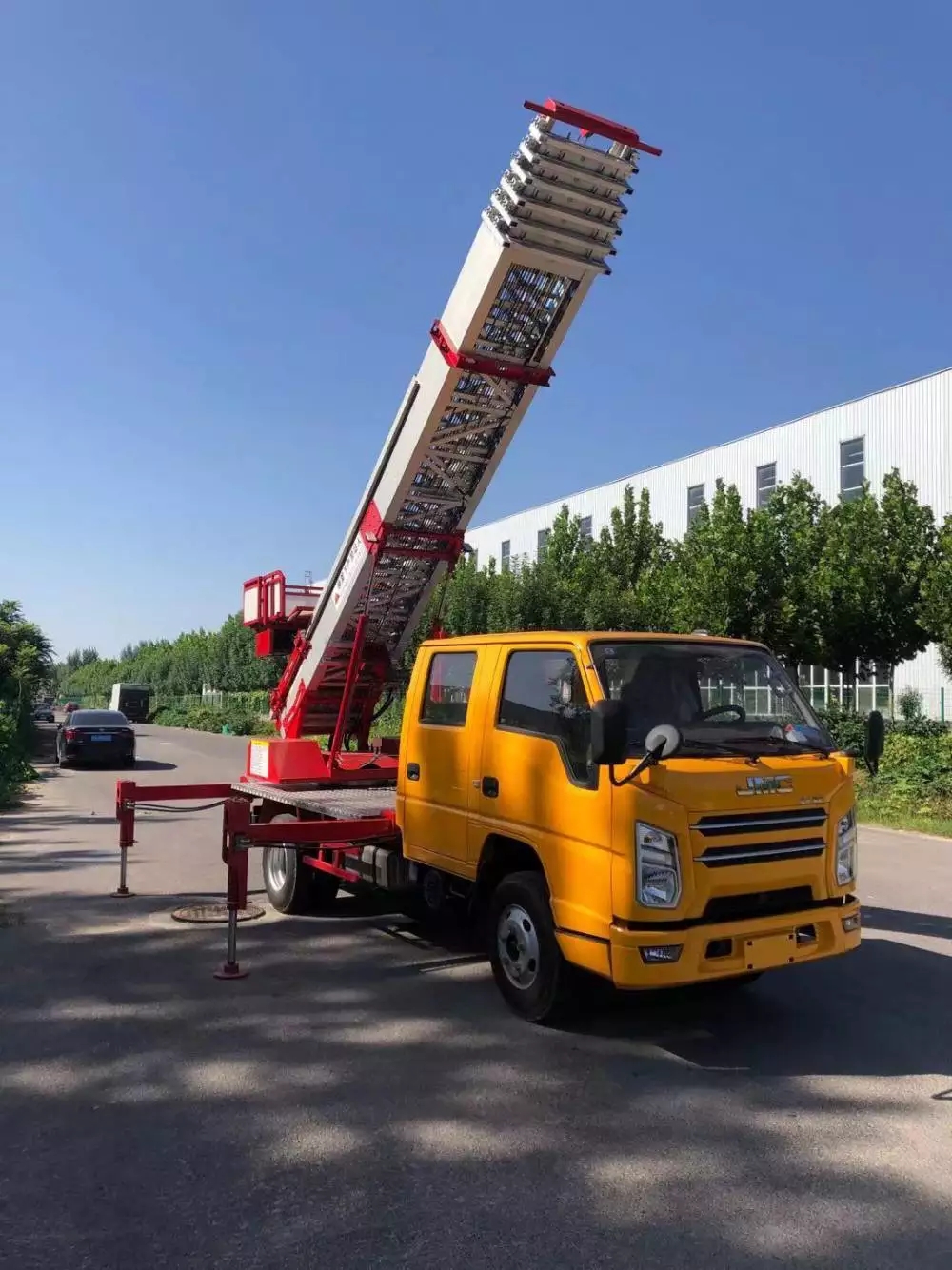 加茂镇附近的云梯车出租服务：轻松解决高空作业需求